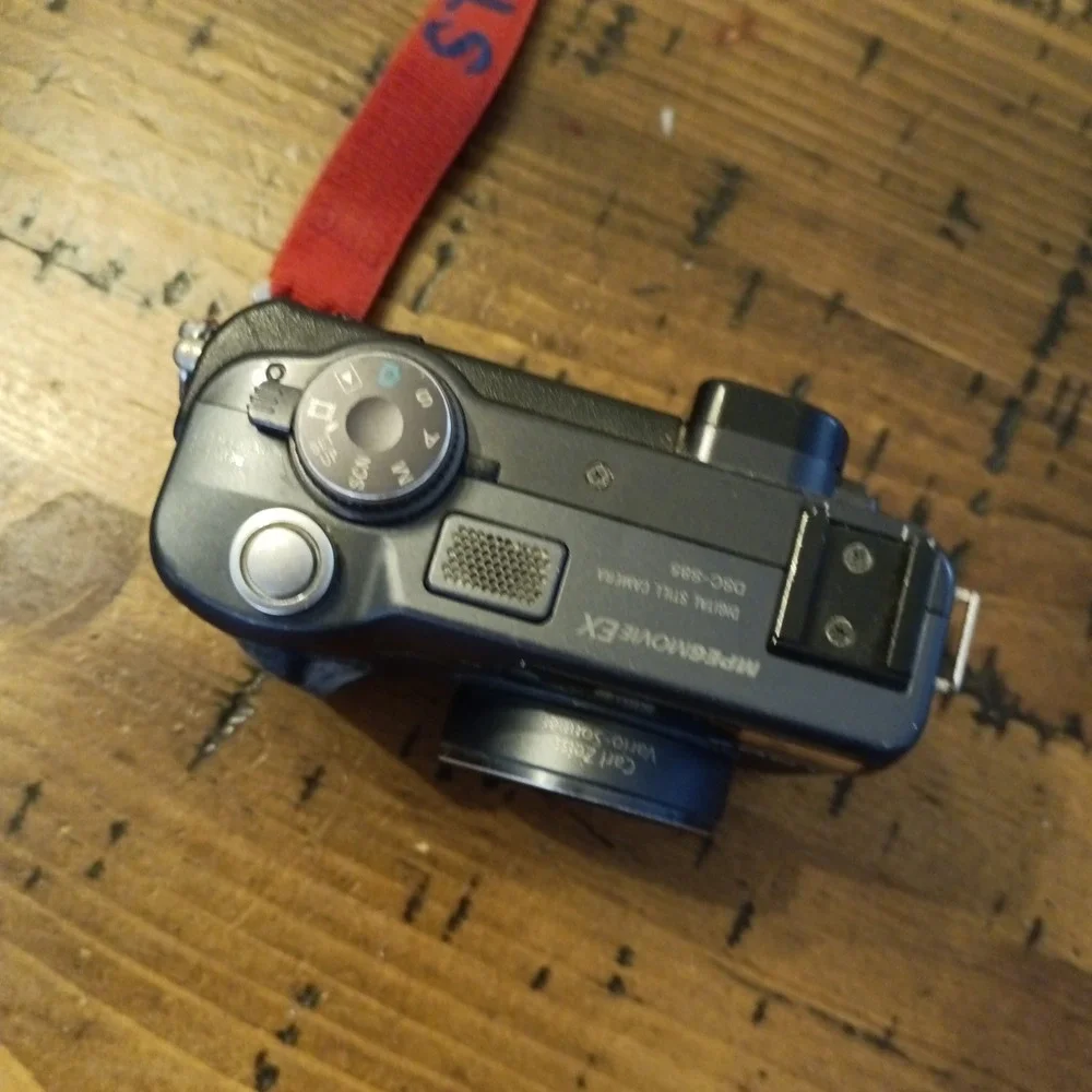 Sony Cyber-shot DSC-S85 4.1MP Digital Camera Black Untested For Parts r1